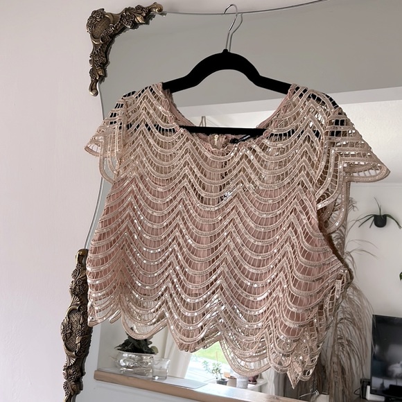 ✨ Sequin Scallop Top - Picture 1 of 8